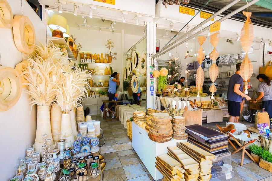 市集內以藤編、木製品與乾燥植物陳列的家居小店