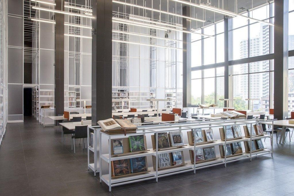 明亮的設計資料閱覽空間，書架展示設計書籍